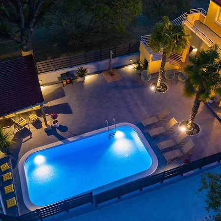 Twins With Heated Pool ヴィラ