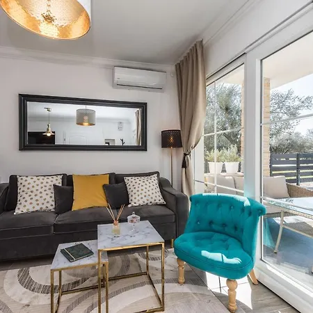 Twins With Heated Pool * Sukošan