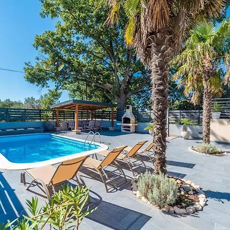 ヴィラ Twins With Heated Pool Sukošan