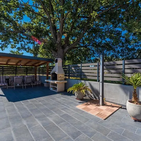 ヴィラ Twins With Heated Pool Sukošan