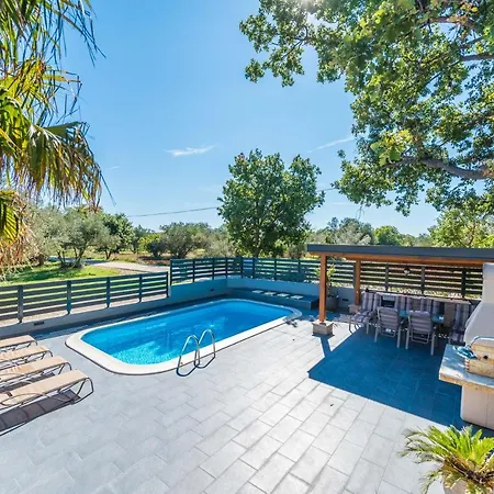 ヴィラ Twins With Heated Pool Sukošan