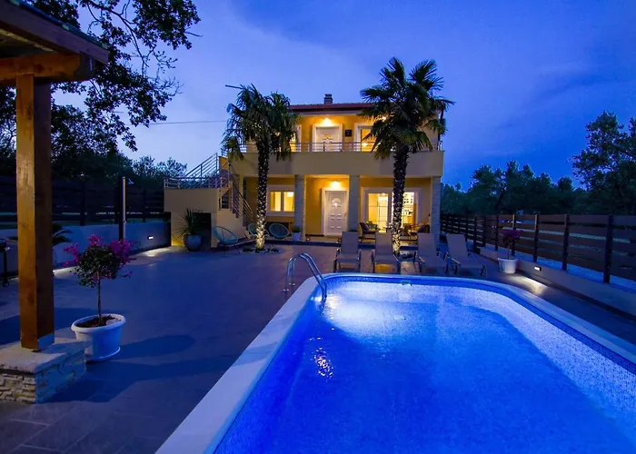 Twins With Heated Pool * Sukošan