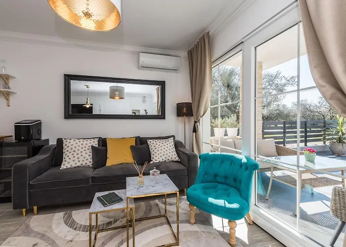 Twins With Heated Pool * Sukošan