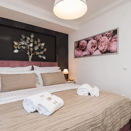 Twins With Heated Pool