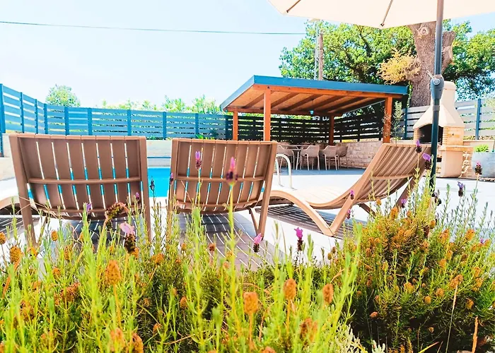 Vila Twins With Heated Pool